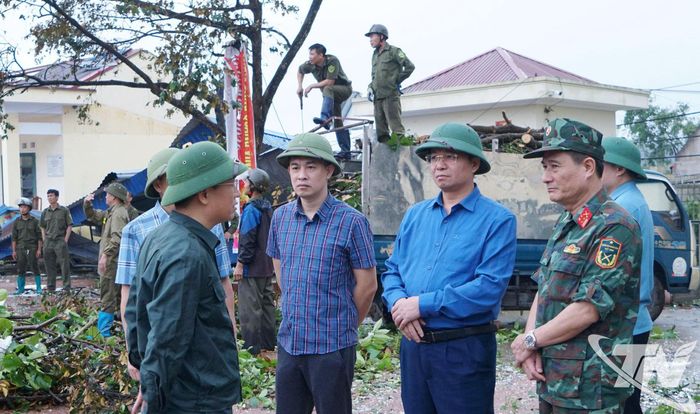 Đồng chí Phó Chủ tịch UBND tỉnh Nông Quang Nhất (thứ hai từ bên phải) kiểm tra công tác khắc phục hậu quả thiên tai tại xã Phú Lạc, sáng 3-5. Ảnh: Ngọc Trường