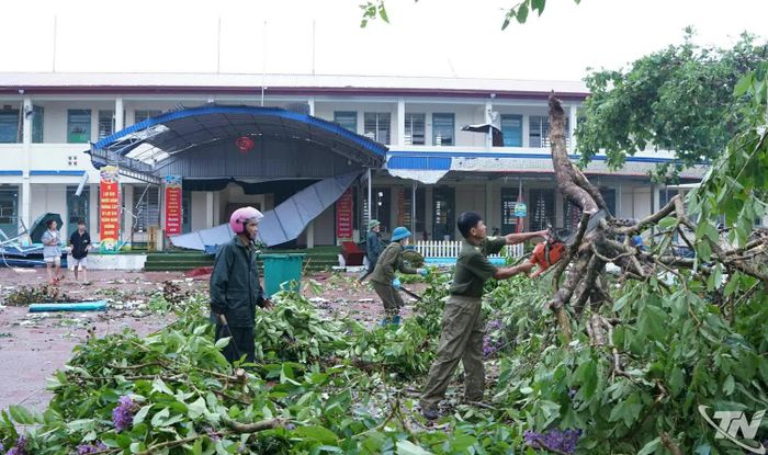 Trận dông lốc kèm mưa đá đã gây thiệt hại tại nhiều địa phương trong tỉnh. Ảnh: Ngọc Trường