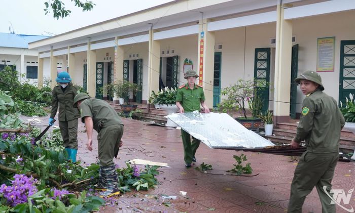 Các lực lượng cùng người dân tích cực khắc phục thiệt hại do thiên tai tại Trường Tiểu học Phú Lạc.