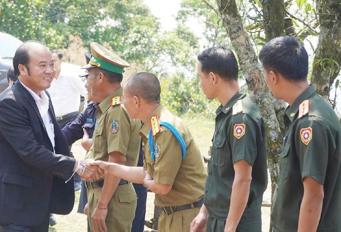 Đồng chí Nguyễn Văn Mạnh, Phó Chủ tịch UBND thành phố (trái) chúc mừng lực lượng vũ trang Lào dịp tết Bunpymay