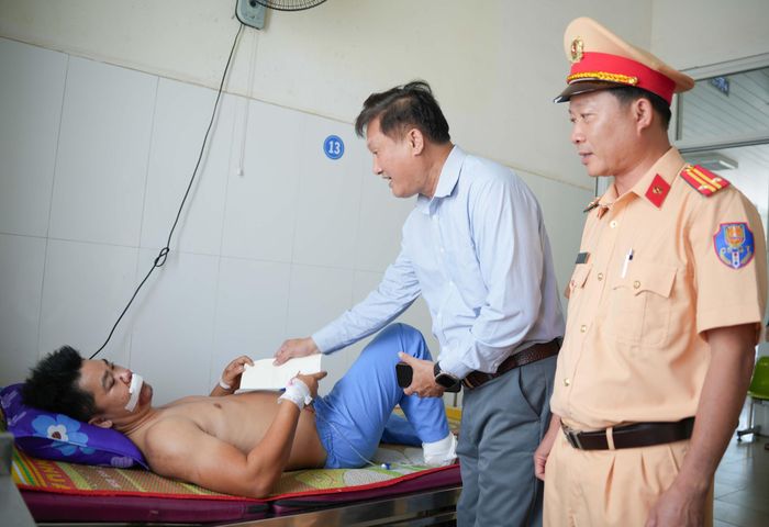 Tài xế Nguyễn Hồng Nam đang được điều trị tại BV Đa khoa Quảng Ngãi sau sự cố xe tải gặp nạn.
