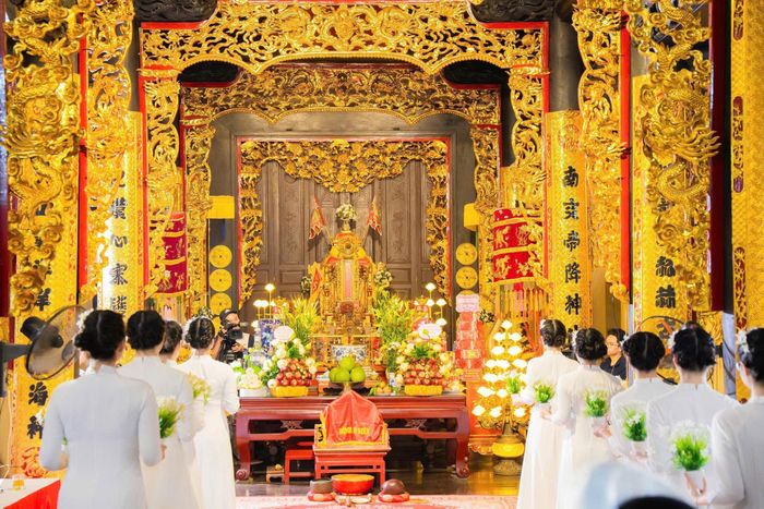 Chương trình diễn ra trong không gian linh thiêng của Đình An Biên. Ảnh: Viết Cường
