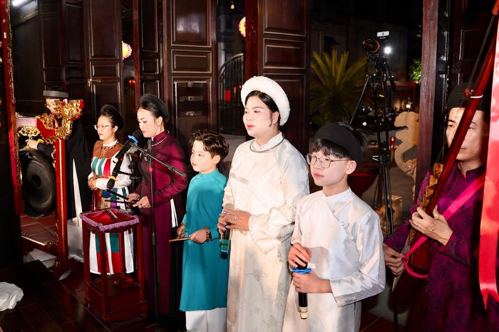 Hát nói “Liệt nữ Lê Chân” do cô giáo Nguyễn Thị Thắm thể hiện cùng các nghệ nhân.. Ảnh: Viết Cường