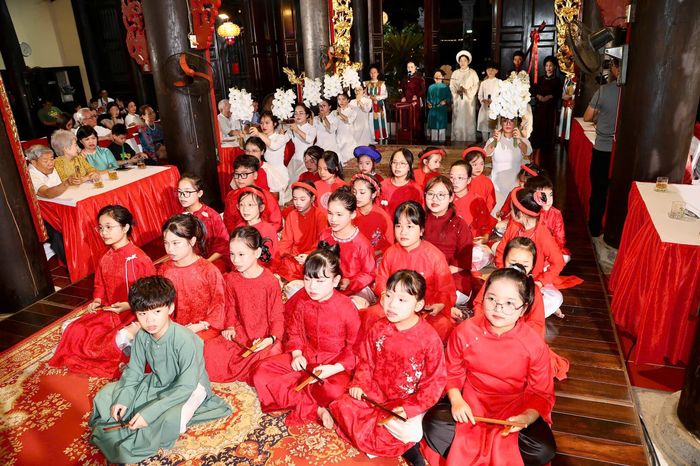 Canh hát cửa Đình góp phần lan tỏa nghệ thuật ca trù giữa lòng thành phố Cảng. Ảnh: Viết Cường
