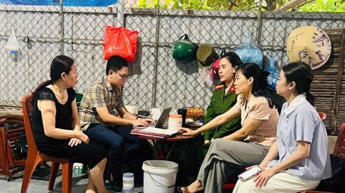 Cơ quan chức năng làm việc với cơ sở sản xuất giò lợn có hành vi vi phạm quy định của pháp luật.
