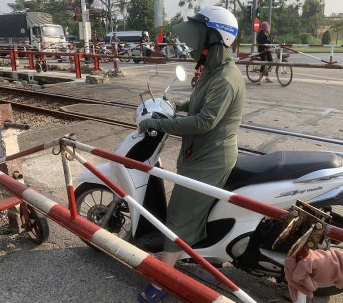 Một trường hợp người điều khiển xe máy vi phạm an toàn giao thông đường sắt tại một chắn gác ở TP Huế. Ảnh: Hải Lan.