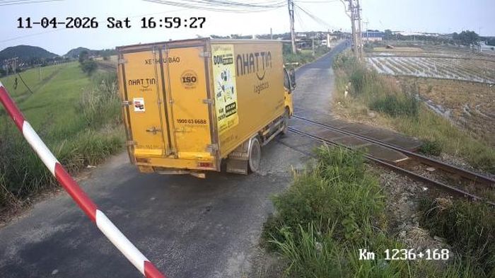 Xe ô tô tải vi phạm pháp luật giao thông đường sắt tại một chắn gác ở xã Đại Lãnh, tỉnh Khánh Hòa đã được Trạm CSGT Ninh Hòa thuộc Phòng CSGT Công an tỉnh Khánh Hòa trích xuất camera để xử phạt hành chính. Ảnh: CSGT KH.