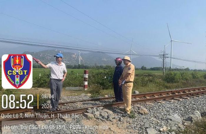 Cán bộ Phòng CSGT Công an tỉnh Khánh Hòa kiểm tra, rà soát lối đi tự mở băng qua đường sắt trên địa bàn xã Thuận Bắc để đóng chắn. Ảnh: CSGT KH.