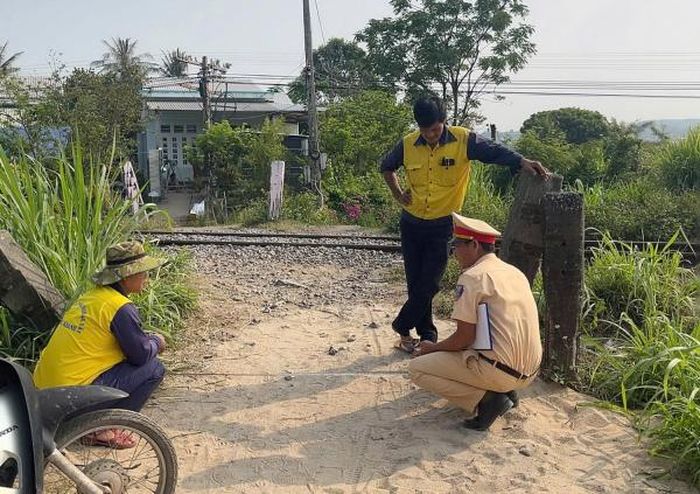 Cán bộ Trạm CSGT Tuy An thuộc Phòng CSGT Công an tỉnh Đắk Lắk kiểm tra, rà soát các lối đi tự mở băng qua đường sắt trên địa bàn xã Ô Loan để đóng chắn. Ảnh: Hữu Toàn.