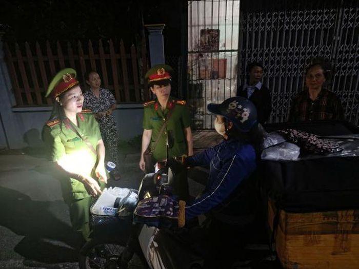 Tổ công tác Công an xã Hồng Vũ tuyên truyền, nhắc nhở người bán hàng rong, tiểu thương về phương thức, thủ đoạn mới của các loại tội phạm để có biện pháp phòng tránh.