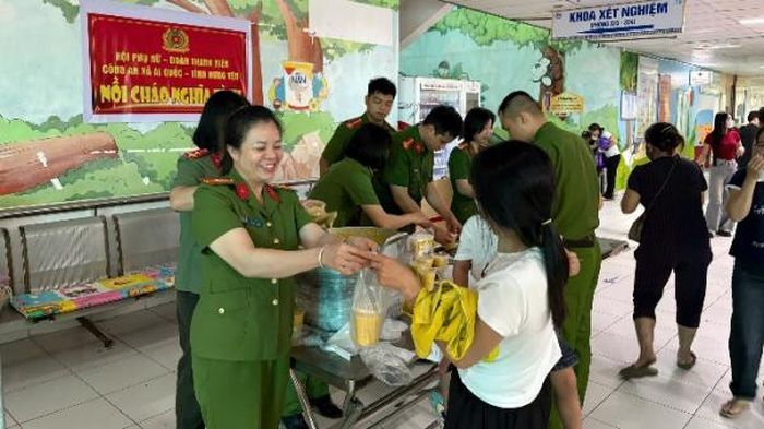 Hàng nghìn suất cháo trong chương trình "Nồi cháo nghĩa tình" đã được chế biến và trao đến tay các bệnh nhân và người thân tại nhiều cơ sở y tế trên địa bàn tỉnh Hưng Yên.