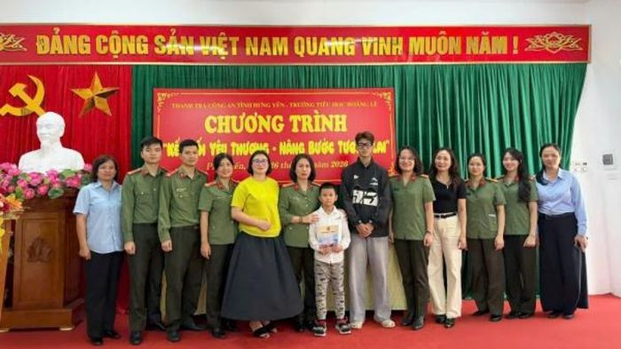 Hội Phụ nữ phối hợp với Đoàn Thanh niên Phòng Thanh tra Công an tỉnh nhận bảo trợ cho cháu Lâm Đức Khang, học sinh Trường Tiểu học Hoàng Lê, phường Phố Hiến.