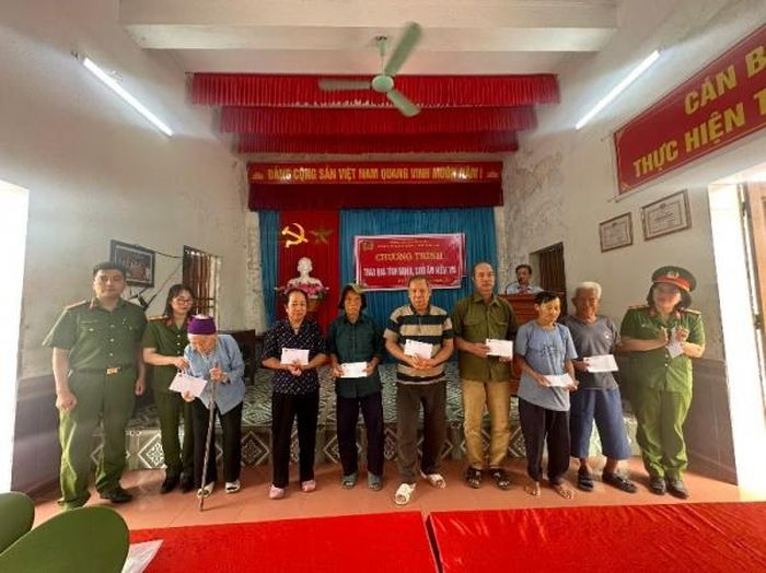 Hội phụ nữ, Đoàn thanh niên Công an xã Thư Vũ phối hợp trao quà tặng bệnh nhân phong tại thôn Cộng Đồng.