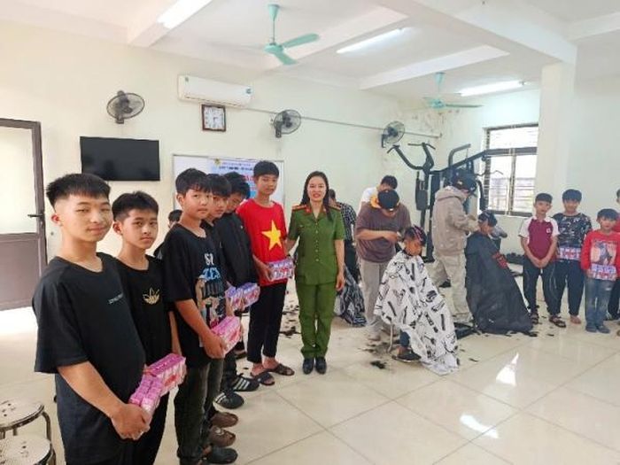 Chi hội Phụ nữ Công an xã Hồng Vũ mang niềm vui, ấm áp đến các em nhỏ làng trẻ SOS Thái Bình qua chương trình cắt tóc, tặng quà cho các em.