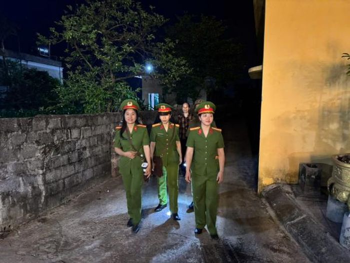 Chi hội Phụ nữ Công an xã Hồng Vũ phối hợp Tổ tự quản Chi hội Phụ nữ thôn Trà Vi Bắc tuần tra, kiểm soát ban đêm trên địa bàn.