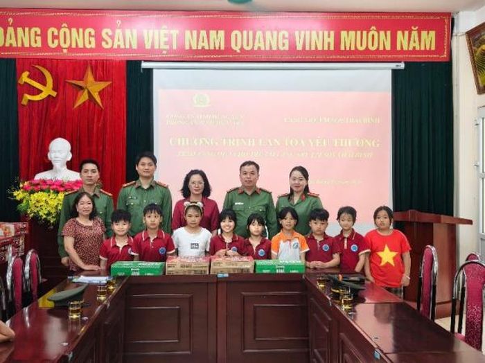 Hội Phụ nữ, Đoàn thanh niên Phòng An ninh điều tra Công an tỉnh Hưng Yên trao quà tại Làng trẻ em SOS Thái Bình.