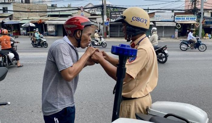 Vừa điều tiết giao thông, CSGT còn kiểm tra nồng độ cồn để tránh các vụ TNGT đáng tiếc.
