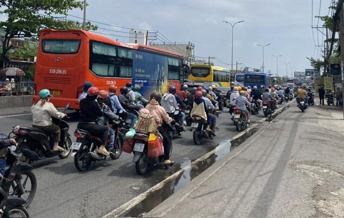 Các tuyến quốc lộ bắt đầu tăng nhiệt khi lượng phương tiện đổ về mỗi lúc mỗi đông.