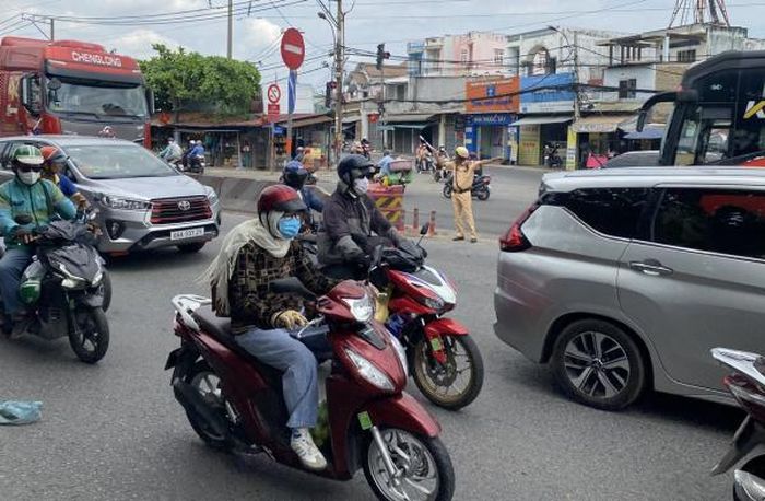 Nhiều tổ công tác có mặt trên các điểm nóng thường xảy ra ùn ứ giao thông để giải tỏa ùn ứ.