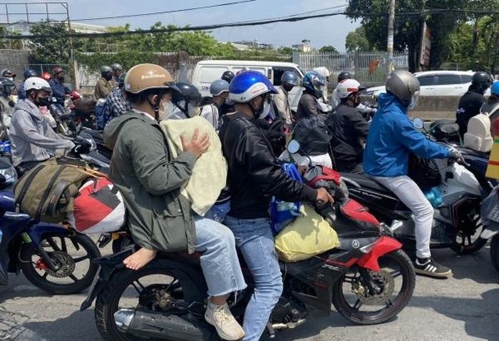 Trẻ em đội nắng theo cha mẹ từ quê lên TP Hồ Chí Minh tiếp tục mưu sinh sau kỳ nghỉ lễ.