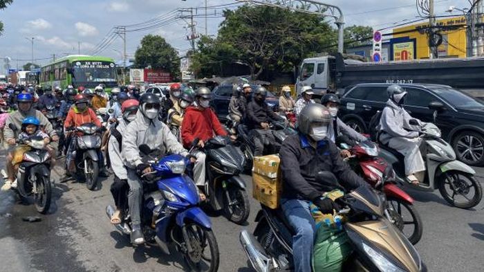 Mặc dù đường đông nhưng không bị ùn ứ, phương tiện di chuyển chậm.