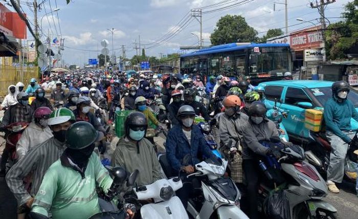 Tại tuyến quốc lộ 1, dòng phương tiện chủ yếu là xe gắn máy từ các tỉnh miền Tây trở về TP Hồ Chí Minh sau kỳ nghỉ lễ.