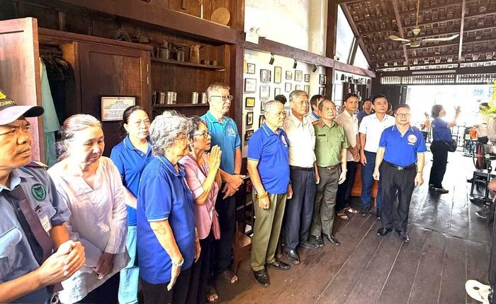Khách tham quan Bảo tàng Biệt động Sài Gòn.