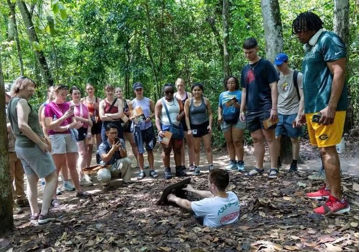 Du khách nước ngoài trải nghiệm tại Địa đạo Củ Chi.