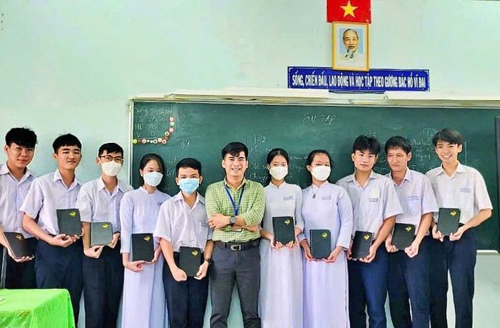 Thầy và trò trong tiết dạy chính khóa. Ảnh: Trần Văn Tâm