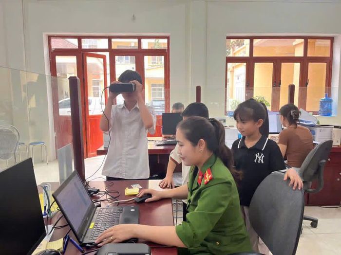 Công an phường Thục Phán lấy mống mắt làm căn cước công dân cho trẻ từ 6 - 14 tuổi.