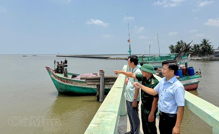 Phó Bí thư Thường trực Đảng ủy xã Khánh Lâm Phạm Văn Hiền (bìa phải) cùng cán bộ Trạm Kiểm soát Biên phòng Kinh Hội khảo sát thực tế tại cửa biển Khánh Hội.