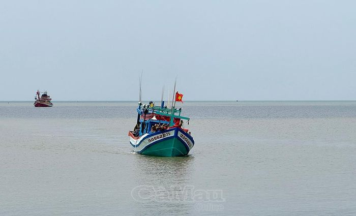 Nhiều tàu cá tại cửa biển Khánh Hội bị mắc cạn, phát sinh thêm chi phí và thời gian do phải trung chuyển hàng hóa bằng phương tiện nhỏ vào bờ.