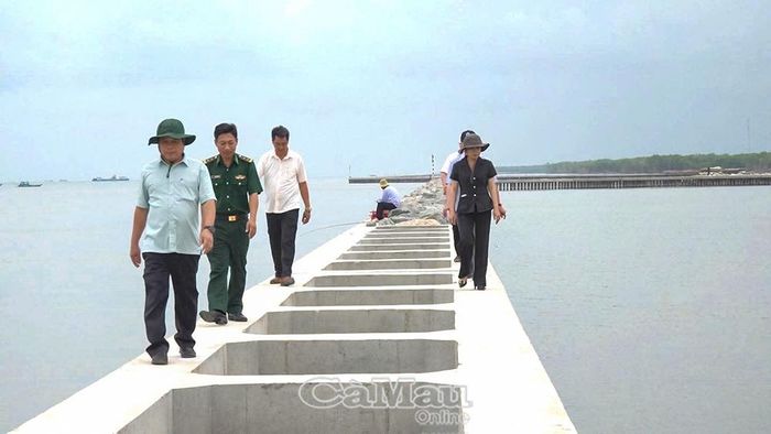 Đảng ủy và UBND xã Khánh Lâm khảo sát tuyến kè tại cửa biển Khánh Hội, đề xuất giải pháp bảo vệ bờ biển.