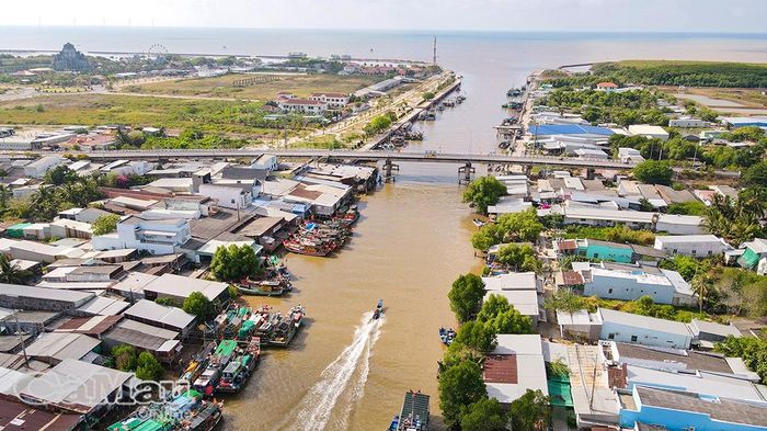 Hàng trăm tàu cá phải nằm bờ, nhiều ngư dân chuyển sang khai thác nhỏ bằng vỏ lãi.