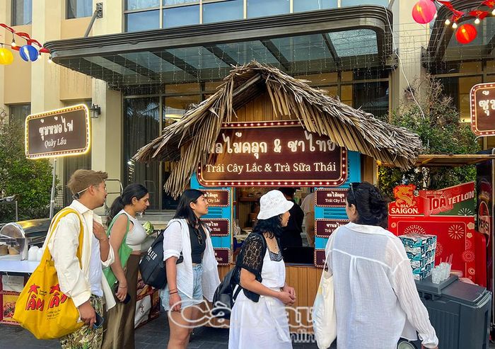 Du khách quốc tế trải nghiệm ẩm thực tại phường Bạc Liêu.