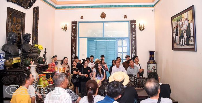 Du khách tham quan dinh thự hơn 100 năm tuổi, tìm hiểu giai thoại về Công tử Bạc Liêu.