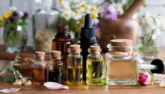 Sử dụng tinh dầu. Ảnh: Intrenet.