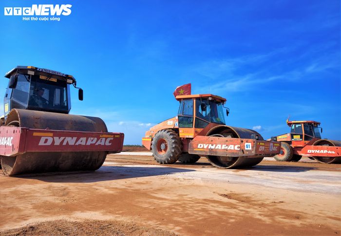 Phó Chủ tịch UBND tỉnh Gia Lai Nguyễn Tự Công Hoàng liên tục yêu cầu chủ đầu tư và các nhà thầu phải tập trung toàn lực, quản lý chặt chẽ về chất lượng và an toàn giao thông, vệ sinh môi trường. Đặc biệt, đơn vị thi công thường xuyên tưới nước để hạn chế bụi phát sinh ảnh hưởng đến khu vực xung quanh. 