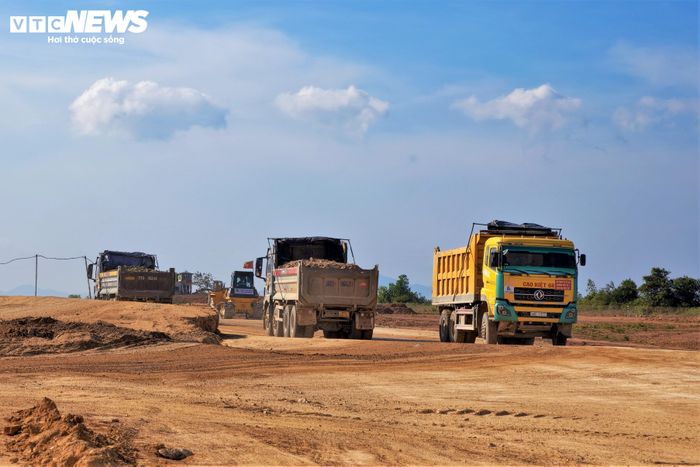 Từng đoàn xe tải liên tục ngày đêm nối đuôi nhau chở đất từ các mỏ về tập kết. Việc điều phối hàng trăm lượt xe ra vào được thực hiện nhịp nhàng, đảm bảo liên tục để phục vụ mục tiêu đắp nền khối lượng khoảng 20.000 m³ mỗi ngày. 