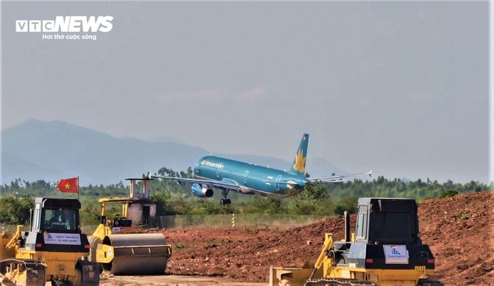 Dự án đường cất hạ cánh số 2 sân bay Phù Cát là công trình mang tính chiến lược, giúp nâng cấp năng lực khai thác cho các loại tàu bay Code C như A320, A321 và tương đương. Với quy mô đường băng dài hơn 3km và hệ thống đường lăn, đèn tín hiệu CAT II hiện đại, dự án được kỳ vọng sẽ là "cú hích" cho hạ tầng giao thông và du lịch của tỉnh Gia Lai. 