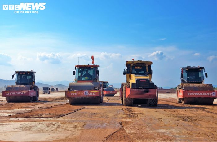 Tiếng động cơ rền vang tạo nên không khí lao động đặc trưng tại công trường dự án trọng điểm có tổng mức đầu tư hơn 3.245 tỷ đồng. 