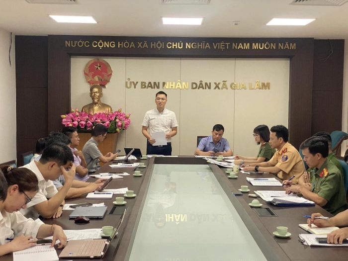 Phó Chủ tịch UBND xã Gia Lâm Mai Ngọc Sơn chủ trì hội nghị giao ban Ban Chỉ đạo điều hành, giải quyết "5 điểm nghẽn" trên địa bàn. Ảnh: PV