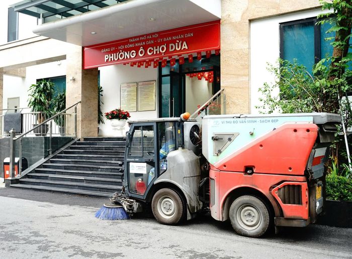 Xung quanh trụ sở phường Ô Chợ Dừa cũng được đội ngũ công nhân đưa máy quét hút vào làm sạch. Ảnh: Đức Duy