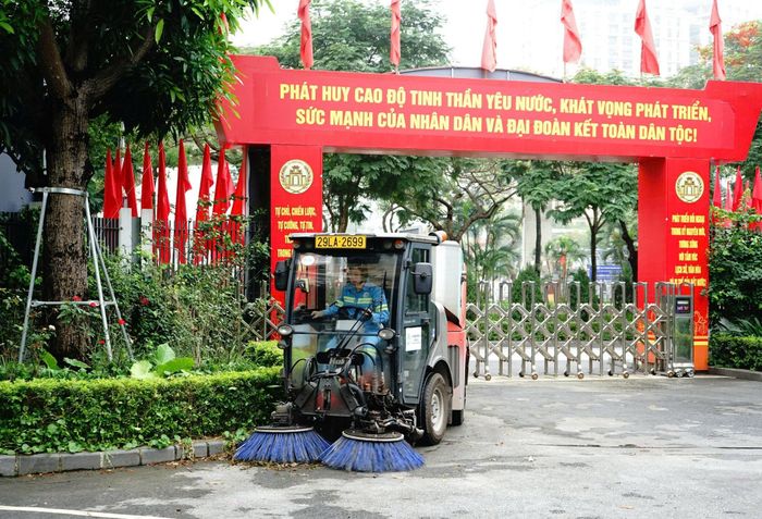 Công nhân vận hành máy quét hút rác xung quanh khu vực tổ chức hội nghị tiếp xúc cử tri của Đoàn đại biểu Quốc hội. Ảnh: Đức Duy