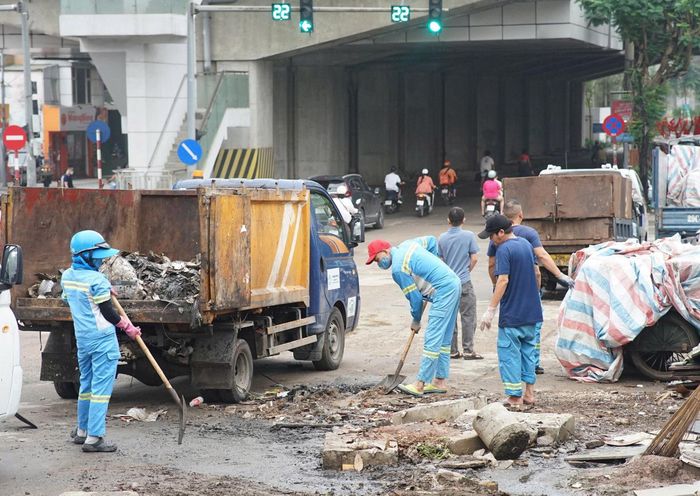 Những điểm "đen" rác thải ở khu vực đường Làng trên địa bàn phường Ô Chợ Dừa được thu gom, xử lý trong đợt này. Ảnh: Đức Duy