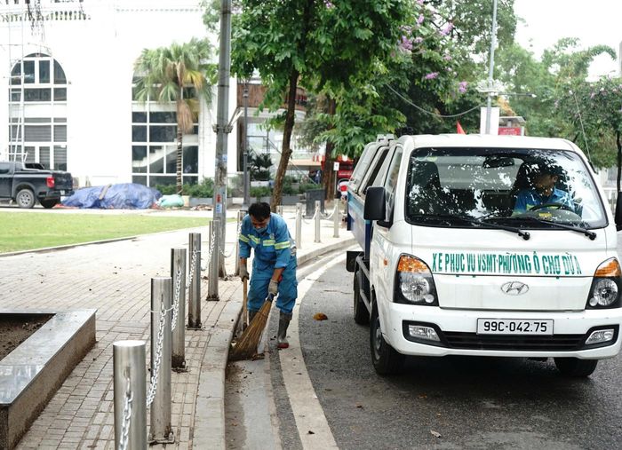Công nhân môi trường quét dọn rác thải trên các tuyến phố. Ảnh: Đức Duy