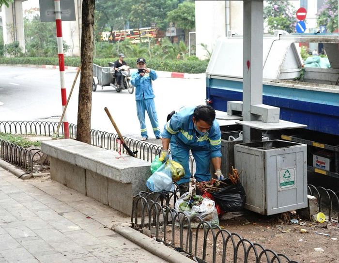 Rác thải trong trên các tuyến đường, phố được công nhân thu gom hết trong ngày. Ảnh: Đức Duy