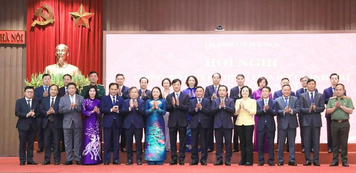 Ủy viên Bộ Chính trị, Thường trực Ban Bí thư Trần Cẩm Tú và các đồng chí lãnh đạo Trung ương, thành phố Hà Nội tại Hội nghị công bố quyết định của Bộ Chính trị về công tác cán bộ, ngày 8-4-2026. Ảnh: Quang Thái
