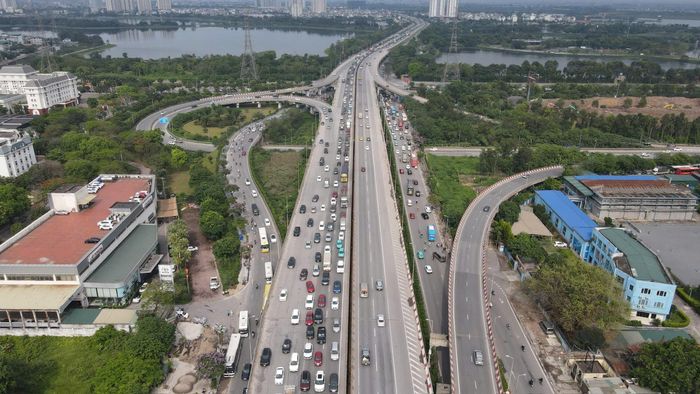 Một số thời điểm Vành đai 3 trên cao đông đúc phương tiện. Ảnh: Phạm Công