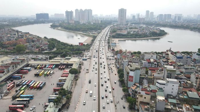 Trên tuyến Vành đai 3, lưu lượng phương tiện đông, di chuyển chậm nhưng không xảy ra ùn tắc kéo dài. Lực lượng chức năng duy trì các tổ tuần tra cơ động, chủ động nắm tình hình, kịp thời xử lý các sự cố phát sinh.